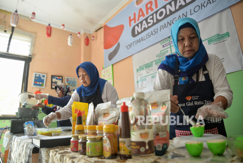 Sejumlah ibu - ibu kader posyandu memasak Makanan Pendamping ASI (MPASI) disela acara seminar gizi dan live cooking bertema Optimalisasi Pangan Lokal di Depok, Jawa Barat, Kamis (25/1/2024). Dalam rangka memperingati Hari Gizi Nasional (HGN), Rumah Zakat  berkolaborasi dengan BKKBN dan Bumbu Bunda Elia menggelar acara tersebut guna memberikan edukasi kepada masyarakat agar bisa mengoptimalisasi bahan pangan yang ada di lingkungan sekitarnya agar menjadi asupan gizi bagi keluarga.
