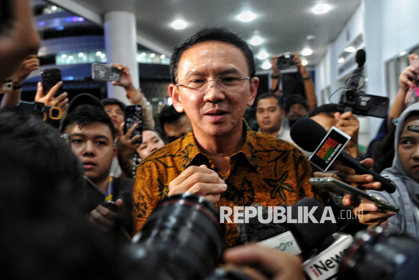 Eks Komisaris Utama PT Pertamina Basuki Tjahaja Purnama alias Ahok menjawab pertanyaan wartawan usai menjalani pemeriksaan sebagai saksi di Gedung Kejaksaan Agung, Jakarta, Kamis (13/3/2025). Kejaksaan Agung melakukan pemeriksaan terhadap Ahok untuk dimintai keterangan sebagai saksi dalam kasus dugaan tindak pidana korupsi dalam tata kelola minyak mentah dan produk kilang pada pertamina subholding dan KKKS tahun 2018-2023. Ahok diperiksa selama sekitar 8 jam dari pukul 10.00-18.27 WIB.