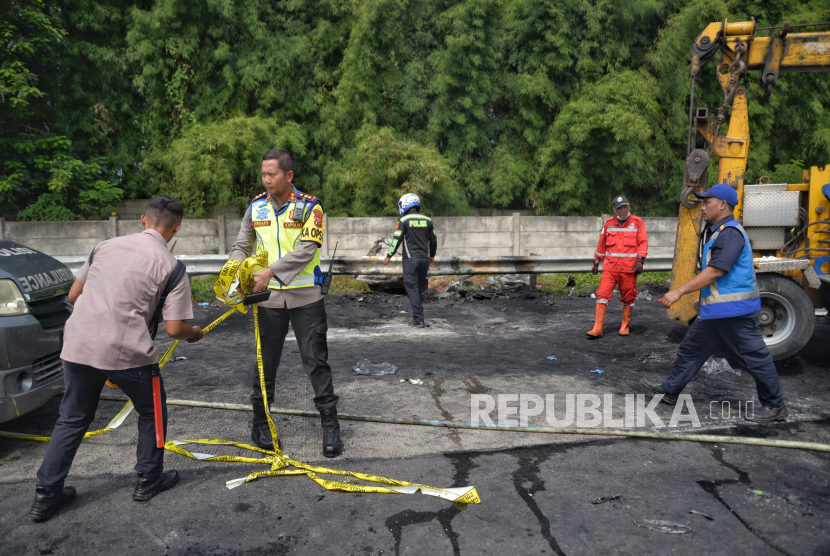 Suasana dilokasi kejadian kecelakaan di Tol Jakarta-Cikampek Km 58, Karawang, Jawa Barat, Senin (8/4/2024). Kecelakaan yang terjadi di jalur contraflow tersebut melibatkan dua minibus dan sebuah bus yang mengakibatkan 9 orang tewas dan 2 orang luka berat.