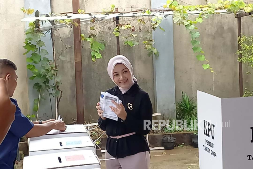 Istri Ridwan Kamil Atalia Praratya mencoblos di TPS 045 dekat kediamannya di Jalan Gunung Kencana, Kota Bandung, Rabu (14/2/2024).