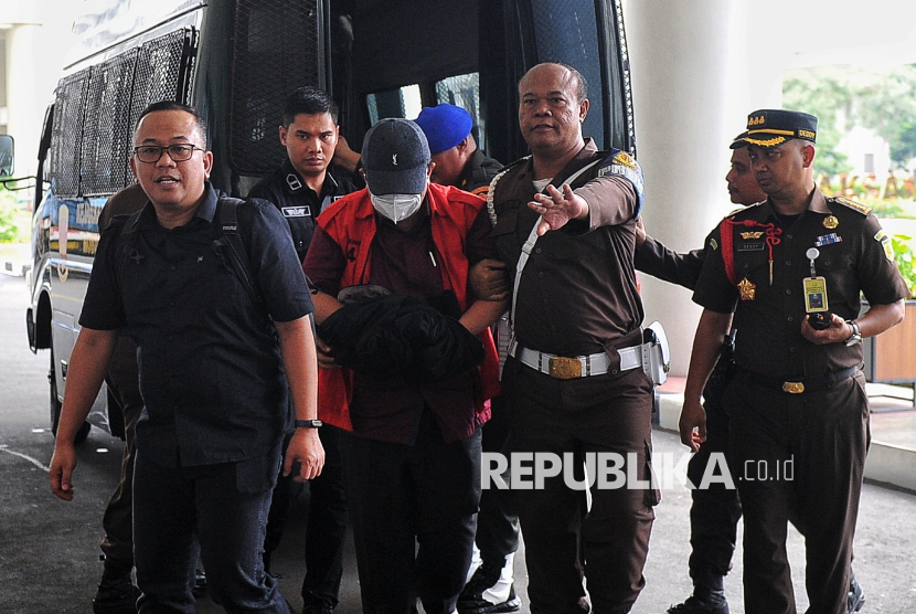 Tersangka Hakim Anggota kasus suap vonis bebas terhadap terdakwa Gregorius Ronald Tannur, Mangapul mengenakan rompi tahanan tiba di Kejaksaan Agung RI, Jakarta, Selasa (5/11/2024). Kejaksaan Agung RI melakukan pemeriksaan terhadap tiga tersangka hakim PN Surabaya dalam perkara kasus suap vonis bebas terdakwa kasus penganiayaan yang menewaskan kekasihnya Dini Sera Afrianti, Gregorius Ronald Tannur. Ketiga hakim tersebut diantaranya hakim ketua Erintuah Damanik, hakim anggota Heru Hanindyo, dan Mangapul.