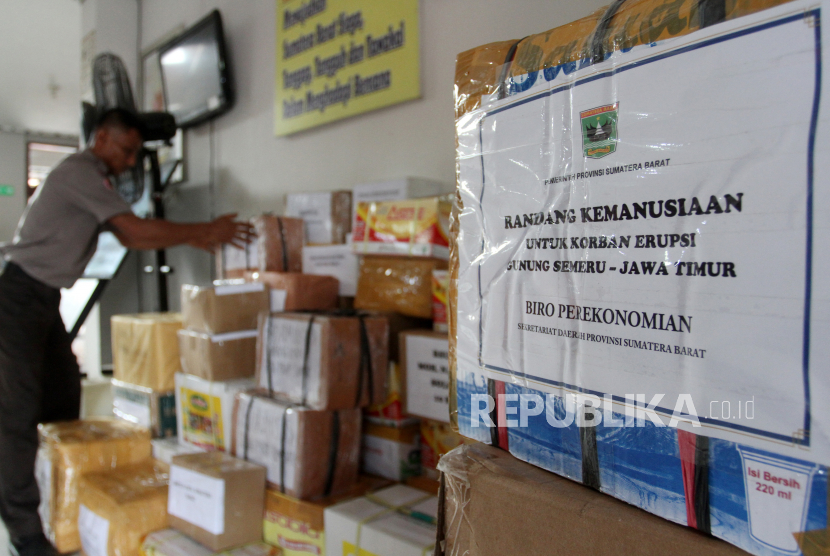 Petugas menyusun kotak berisi rendang siap saji untuk disalurkan kepada korban gempa Cianjur. (Ilustrasi)