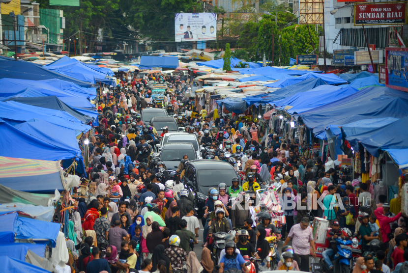 Warga ramai berbelanja di kawasan Pasar Raya Padang, Sumatera Barat. ilustrasi