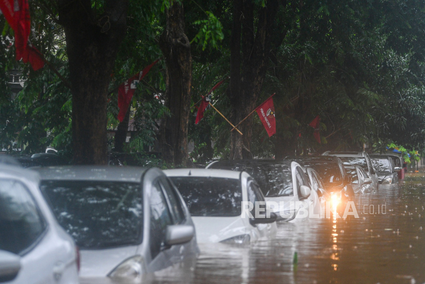 Sejumlah mobil terendam banjir di Jalan Kemang Raya, Kecamatan Mampang Prapatan, Jakarta Selatan, Rabu (1/1/2020).
