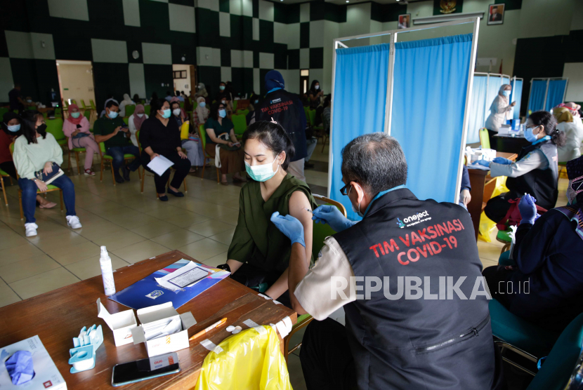 Seorang dokter menyuntikkan satu dosis vaksin COVID-19 Sinovac selama kampanye vaksinasi massal untuk petugas kesehatan di Jakarta, Indonesia, 15 Februari 2021. Indonesia memulai program vaksinasi COVID-19 nasional pada 14 Januari karena negara mencatat lebih dari satu juta kasus, jumlah tertinggi di Asia Tenggara.