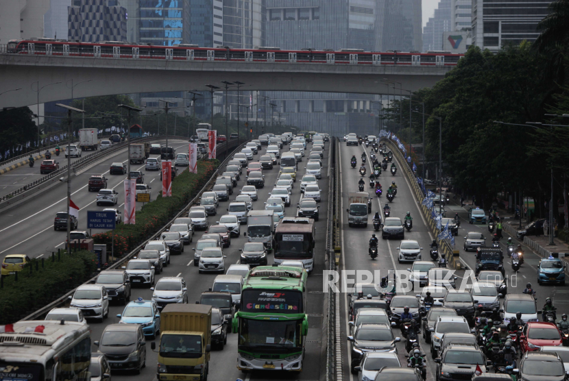 Sejumlah kendaraan terjebak kemacetan di Jalan Raya Gatot Subroto, Jakarta, Senin (21/8/2023). 
