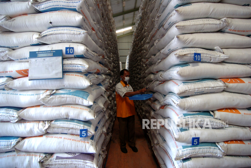 Pekerja memeriksa kualitas beras di Gudang Perum Bulog Sub Divre Pekalongan, Desa Munjung Agung, Tegal, Jawa Tengah, Selasa (7/4/2020). Menurut Perum Bulog Sub Divre Pekalongan, jelang Ramadan dan upaya penanganan COVID-19 stok beras di wilayah Pekalongan, Tegal dan Brebes cukup untuk enam bulan kedepan sebanyak 30