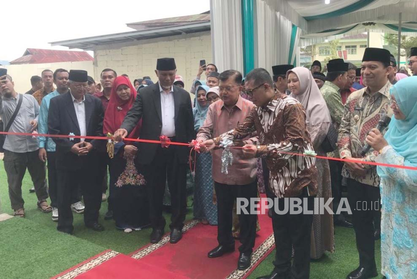 Wakil Presiden RI ke 10 dan 12, Jusuf Kalla, meresmikan gedung asrama baru saat momen satu abad Perguruan Diniyyah Putri Padang Panjang 