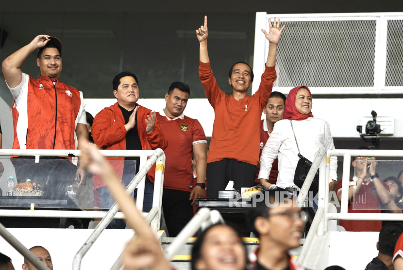 Presiden Joko Widodo (kedua kanan) bersama Ibu Negara Iriana Joko Widodo (kanan), Menteri BUMN sekaligus Ketua Umum PSSI Erick Thohir (kedua kiri), Menpora Dito Ariotedjo (kiri) merayakan gol saat pertandingan timnas Indonesia melawan timnas Brunei pada leg 1 kualifikasi Piala Dunia 2026 babak pertama zona Asia di Stadion Utama Gelora Bung Karno (GBK), Senayan, Jakarta, Kamis (12/10/2023). Indonesia menang atas Brunei dengan skor 6-0. 