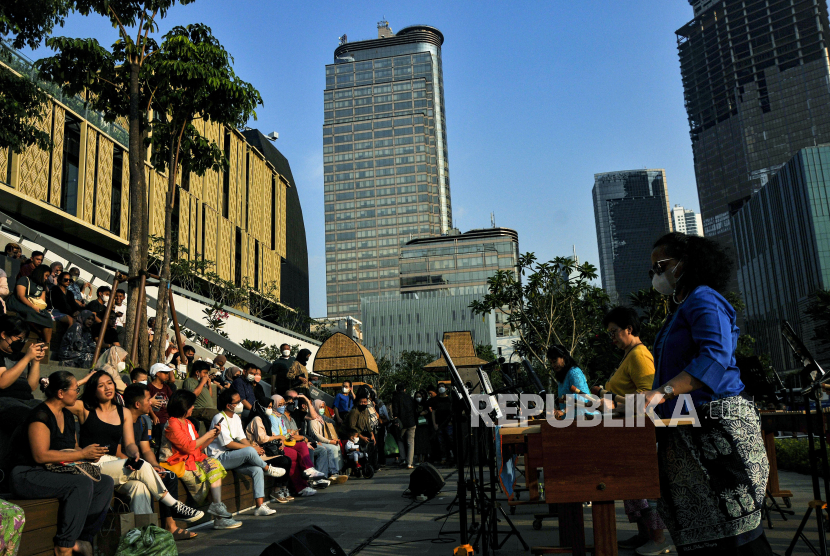 Sejumlah penonton menyaksikan penampilan grup musik pada pagelaran musik di pelataran Mal Sarinah, Jakarta. Komnas Perempuan meminta PT Sarinah terbuka soal isu pelarangan jilbab.
