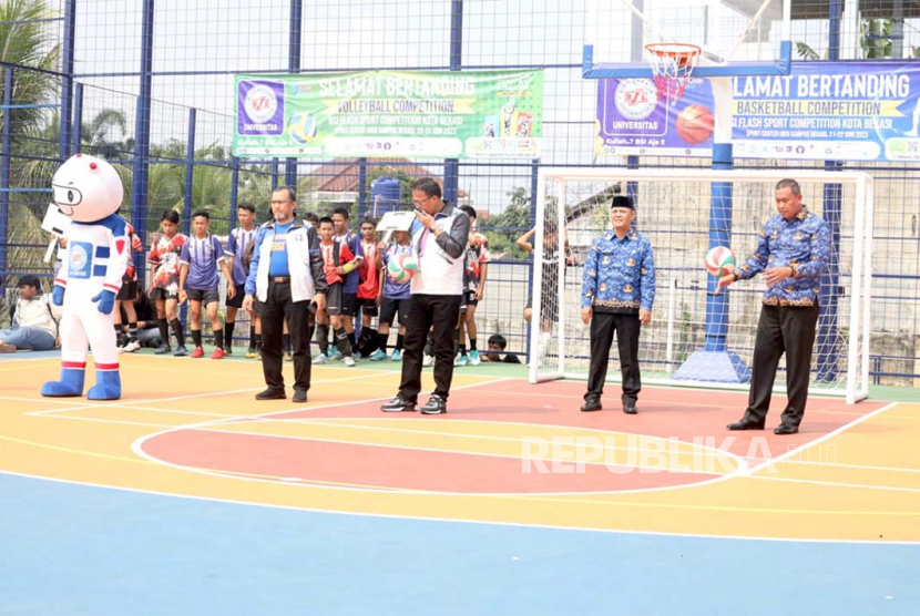 Universitas Binas Sarana Informatika (BSI) Kampus Bekasi menggelar event tahunan olahraga BSI Flash Tahun 2023 untuk tingkat siswa-siswi SMA. BSI Flash Tahun 2023 yang digelar selama dua hari ini di Sport Center UBSI Kampus Bekasi untuk mencetak atlet di Kota Bekasi, Senin (19/6/2023). 
