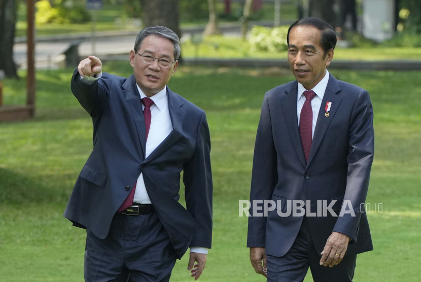Presiden Joko Widodo (kanan) bersama Perdana Menteri (PM) China Li Qiang sebelum melakukan pertemuan di halaman Istana Merdeka, Jakarta, Jumat (8/9/2023). Pertemuan tersebut membahas hubungan bilateral Indonesia-China. 
