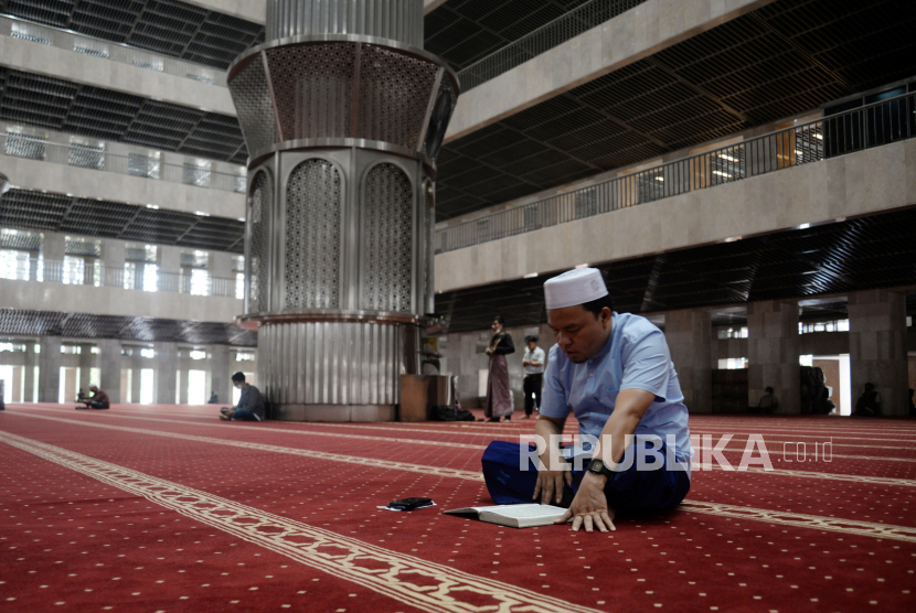 Jamaah membaca Al Quran di Masjid Istiqlal, Jakarta, Jumat (8/4/2022). Membaca Al Quran (tadarus) dilakukan umat muslim untuk meningkatkan ibadah selama bulan suci Ramadhan. Republika/Thoudy Badai