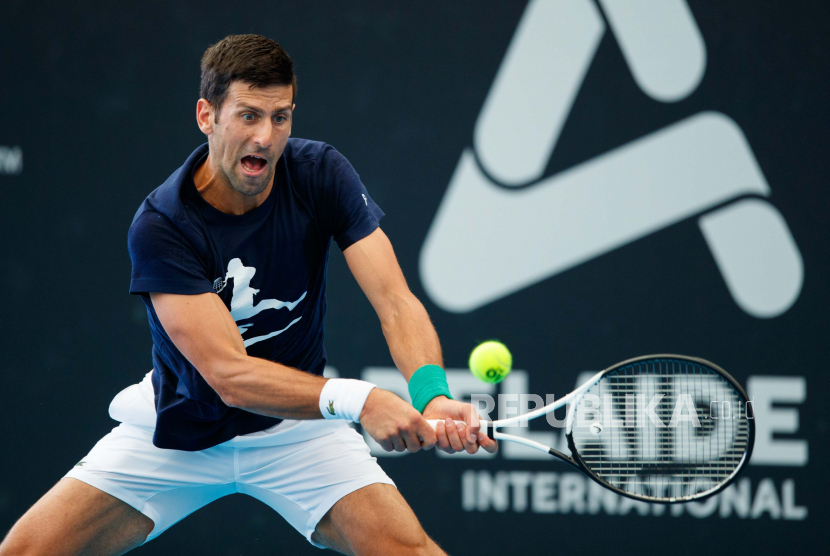  Novak Djokovic dari Serbia beraksi selama sesi latihan menjelang Turnamen Tenis Internasional Adelaide 2023, di Pusat Tenis Memorial Drive di Adelaide, Australia, Kamis (29/12/2022).