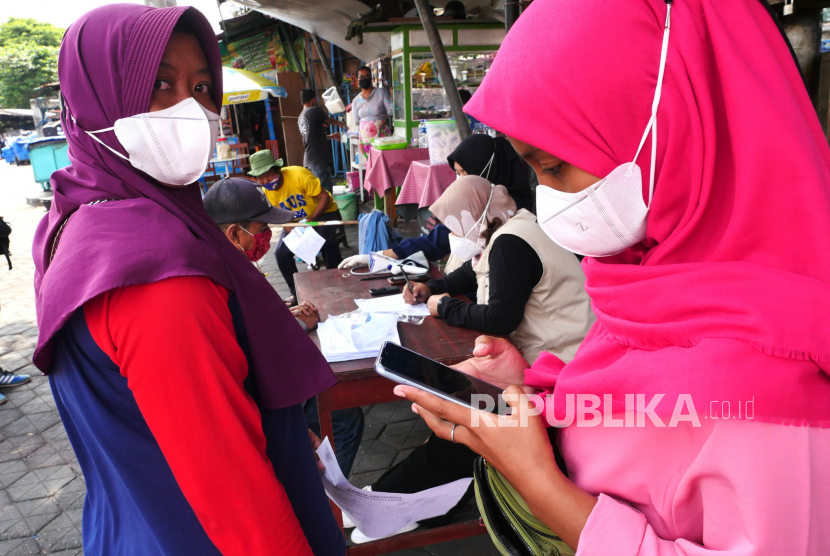 Pedagang kaki lima mendaftar vaksinasi keliling Covid-19 bersama BIN di Malioboro, Yogyakarta, Kamis (14/10). Vaksinasi keliling Covid-19 ini untuk membantu pedagang atau pelaku ekonomi di Malioboro yang belum vaksin atau untuk vaksinasi kedua. Pedagang kaki lima, kusir andong, dan tukang becak menjadi sasaran vaksinasi ini.