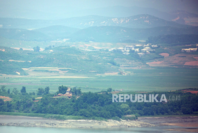 Pemandangan daerah Gaepung-gun di sisi Korea Utara dari Zona Demiliterisasi (DMZ)