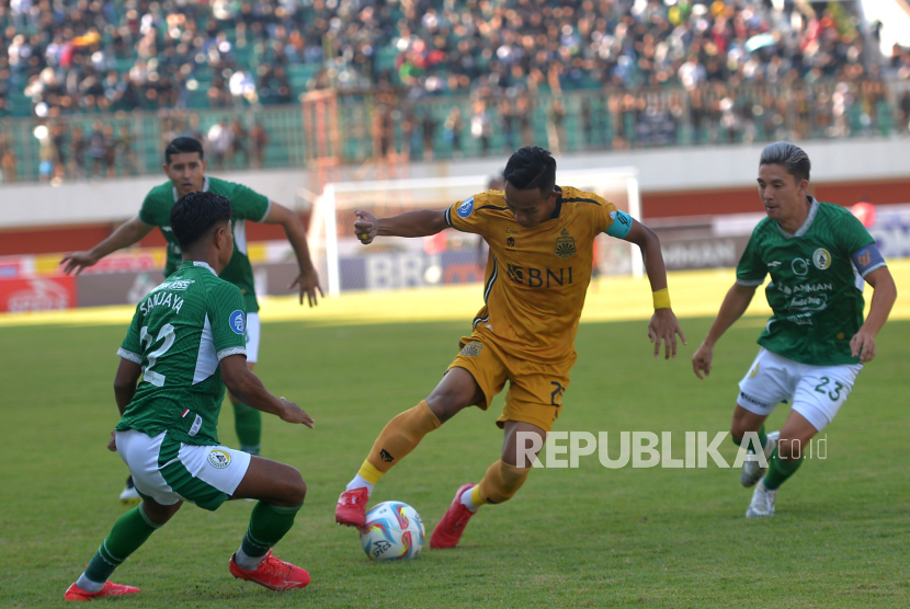 Gelandang serang Bhayangkara FC, Sani Rizki mencoba melewati dua pemain PSS Sleman pada pertandingan sepak bola pekan ke-8 BRI Liga 1 di Stadion Maguwoharjo, Sleman, Yogyakarta, Ahad (13/8/2023). PSS Sleman berhasil mengamankan poin tiga di kandang usai mengalahkan Bhayangkara FC dengan skor 3-1. Dengan demikian klasemen PSS Sleman naik ke posisi enam dan Bhayangkara FC masih tertahan di posisi 16.