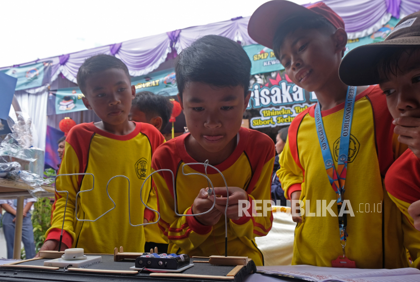 Anak bermain bersama. Mereka merupakan penerus bangsa yang nantinya akan mengalami Indonesia emas 2045. 