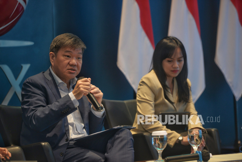 Duta Besar Singapura untuk Indonesia Kwok Fook Seng (kiri) menyampaikan paparan dalam kegiatan ESG Summit yang digelar Republika di gedung Bursa Efek Indonesia (BEI), Jakarta, Kamis (12/9/2024). 