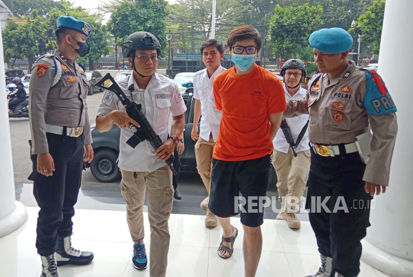 Samuel Suryana pelaku penganiayaan dan pengancaman terhadap seorang dokter di Kota Bandung digiring di Mapolrestabes Bandung, Selasa (24/10/2023). 