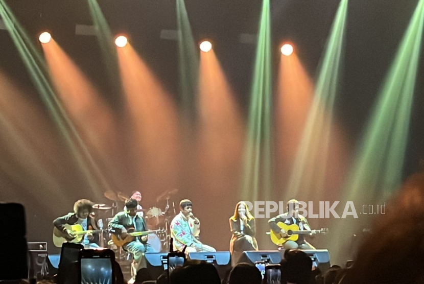 Band rock D Masiv tampil dengan Danilla Riyadi di konser Dua Dekade D MASIV di GBK Basket Hall Senayan, Jakarta, Sabtu (1/7/2023).