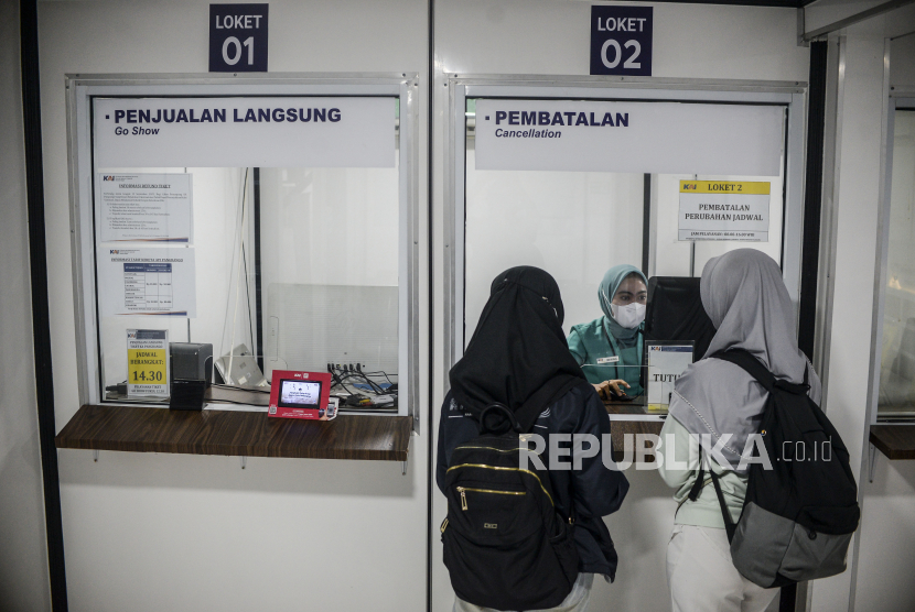 Petugas melayani calon penumpang kereta (ilustrasi). PT Kereta Api Indonesia (Persero) atau KAI memastikan dalam menyediakan tiket kereta api tetap transparan.