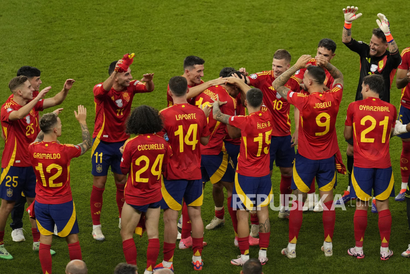 Para pemain Spanyol merayakan kemenangan usai pertandingan antara Spanyol dan Inggris pada final Euro 2024 di Berlin, Jerman, Ahad (14/7/2024). Spanyol berhasil menjadi euro 2024 setelah mengalahkan Inggris dengan skor 2-1.