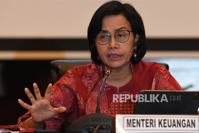 Menteri Keuangan Sri Mulyani menyampaikan keterangan pers tentang realisasi pelaksanaan APBN 2021 di kantor Kemenkeu, Jakarta, Senin (3/1/2022). Sri Mulyani menyatakan pelaksanaan APBN 2021 mencatatkan kinerja positif dengan pendapatan negara melebihi target, belanja negara optimal, pembiayaan anggaran yang lebih efisien sehingga menjadi modal positif untuk transisi menuju konsolidasi fiskal 2023. 