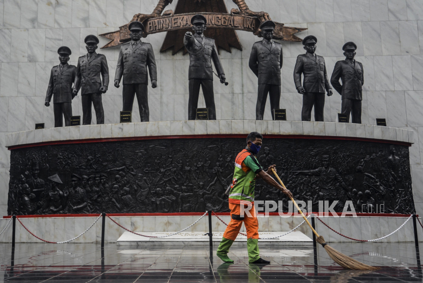 Petugas menyapu lantai di Monumen Pancasila Sakti, Lubang Buaya, Jakarta Timur, Selasa (28/9/2021). 