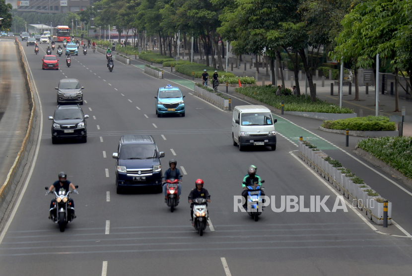 Sejumlah kendaraan melintasi Jalan Sudirman, Jakarta, Senin (25/12/2023).