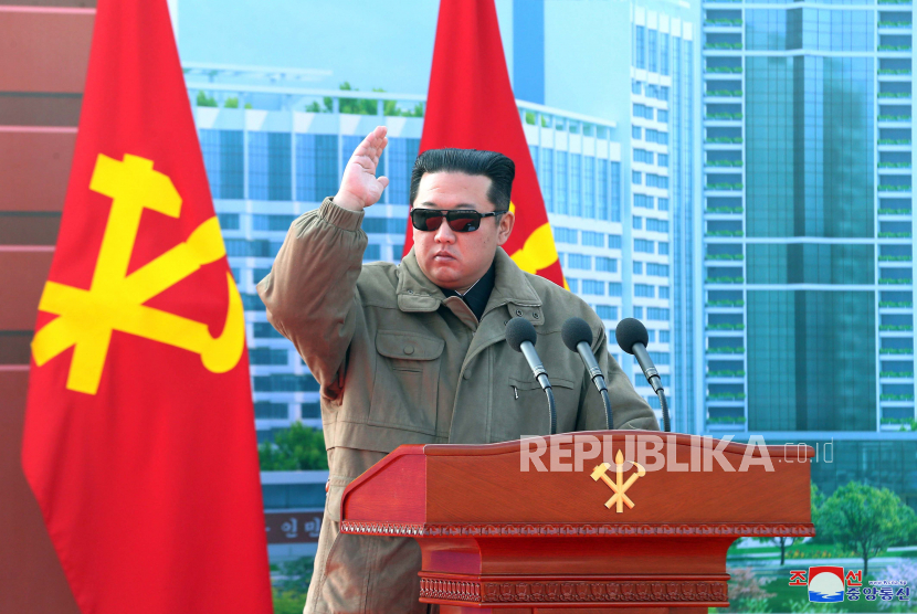 Sebuah foto yang dirilis oleh Kantor Berita Pusat Korea Utara (KCNA) resmi menunjukkan Pemimpin Tertinggi Korea Utara dan Sekretaris Jenderal Partai Buruh Korea Kim Jong-un 