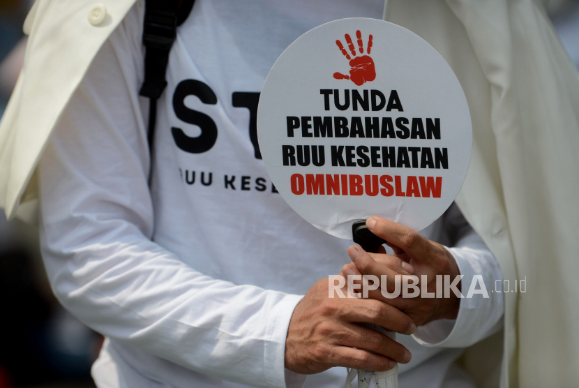 Massa dari Tenaga medis dan kesehatan melakukan aksi di depan gedung MPR/DPR-DPD, Senayan, Jakarta, Senin (5/6/2023). Massa tersebut melakukan aksi damai untuk menolak pembahasan rancangan undang-undang atau RUU Kesehatan Omnibus Law. 