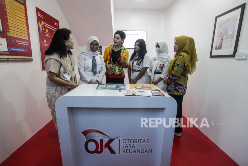 Kepala Eksekutif OJK Friderica Widyasari (tengah) bersama Ketua Indonesia Banking School 2020-2024 Kusumaningtuti Sandriharmy Soetiono (kiri) berbincang dengan pelajar di Jakarta, Senin (22/1/2024). 