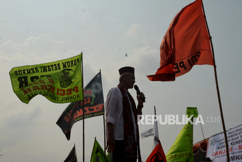 Capres nomor urut 3 Ganjar Pranowo saat menghadiri acara deklarasi dukungan di Lapangan Jalan Akses Rusun, Cakung, Jakarta Timur, Sabtu (6/1/2024). 