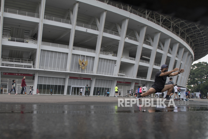 Sejumlah warga berolahraga di kompleks Stadion Utama Gelora Bung Karno (SUGBK), Jakarta, Ahad (9/1/2022). Pengunjung diperkenankan mengambil foto dan video di Kawasan SUGBK. Untuk kepentingan komersil, pengunjung harus mengurus izin terlebih dahulu.