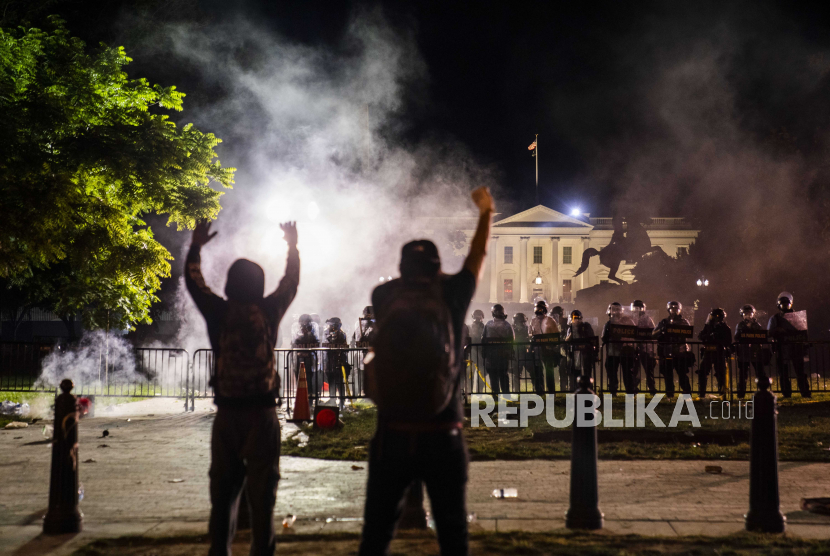 Para pengunjuk rasa menghadapi polisi di luar Gedung Putih. Polisi tembakkan peluru karet dan gas air mata untuk bubarkan massa protes. Ilustrasi.