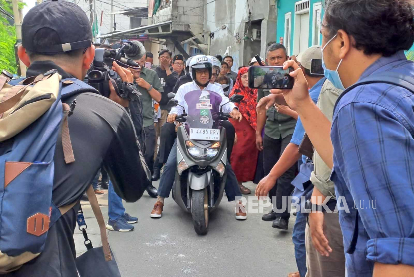 Capres Koalisi Perubahan Anies Baswedan saat melakukan kampanye menggunakan sepeda motor di Kampung Tanah Merah, Koja, Jakarta Utara, Selasa (28/11/2023). 
