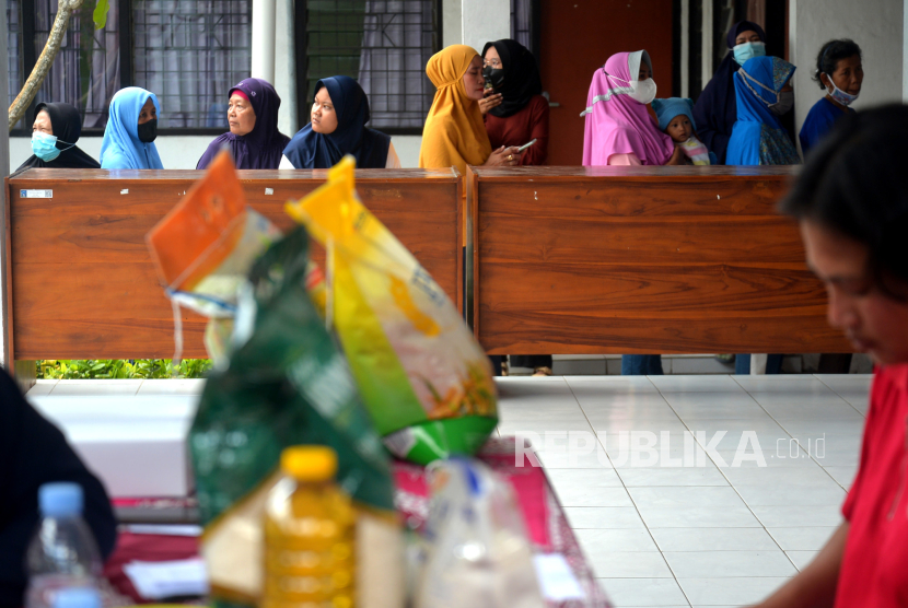 Warga antre untuk membeli kebutuhan bahan pokok saat pasar murah di  Sleman, DI Yogyakarta, Senin (25/9/2023). 