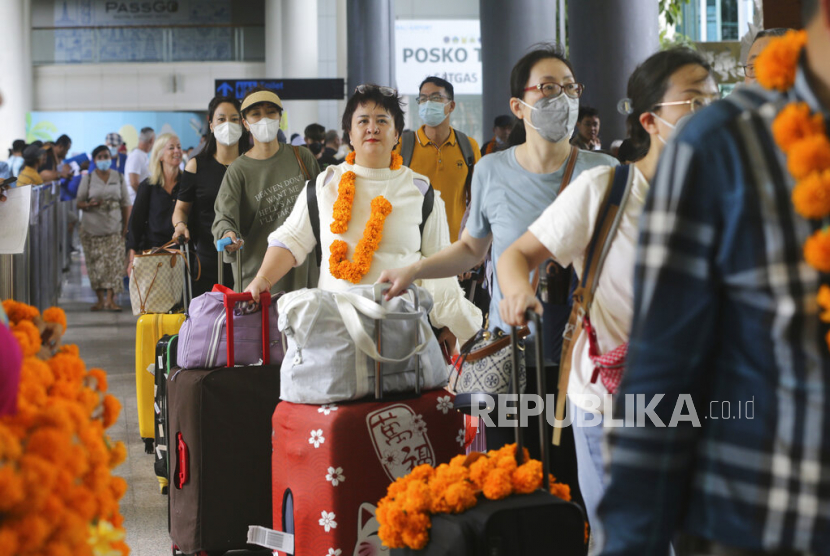  Turis China tiba di bandara internasional Ngurah Rai di Bali. ilustrasi