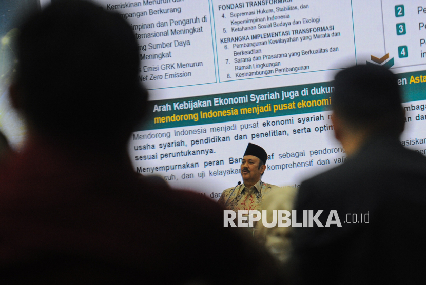 Menteri Perencanaan Pembangunan Nasional (PPN)/Kepala Badan Perencanaan Pembangunan Nasional (Bappenas) Rachmat Pambudy menyampaikan paparannya saat menghadiri acara sarasehan di Gedung Bank Indonesia, Jakarta, Rabu (13/8/2025). Majelis Ulama Indonesia bekerjasama dengan Bank Indonesia menggelar kegiatan Sarasehan Nasional Ekonomi Syariah dalam rangka refleksi Kemerdekaan RI tahun 2025 dengan tema Menjadikan Indonesia Pusat Ekonomi Syariah Dunia. Kegiatan tersebut merupakan upaya pengembangan ekonomi syariah dalam newujudkan Indonesia sebagai pusat ekonomi syariah global dengan menjalin sinergitas antar lintas pihak sehingga dapat membangun ekosistem ekonomi syariah yang inklusif dan berdaya saing.