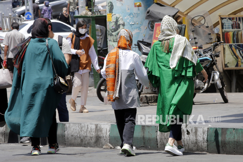 Wanita Iran berjalan di jalan Teheran, Iran. Polisi Iran mulai memperingatkan wanita tentang aturan berpakaian dan gaya rambut mereka di sebagian besar kota terutama di ibu kota Teheran. Polisi Iran telah beberapa kali memperingatkan untuk menghadapi wanita berpakaian 
