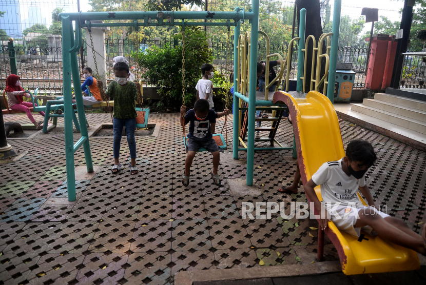 Anak-anak bermain di RPTRA Bonti, Tanah Abang, Jakarta, Selasa (26/10). Anak bisa belajar tentang empati lewat bermain bersama dan berbagi.
