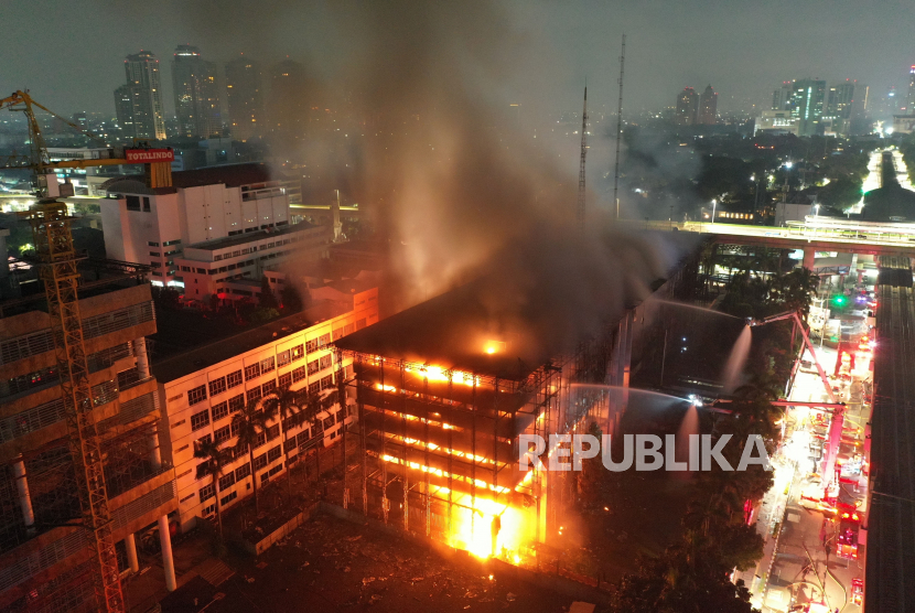Majelis Hakim Pengadilan Negeri (PN) Jakarta Selatan menunda sidang pembacaan vonis atau putusan kasus kebakaran Gedung Kejaksaan Agung (Kejagung) karena pertimbangan penyebaran Covid-19 di lingkungan peradilan tersebut. (Foto ilustrasi kebakaran gedung utama Kejaksaan Agung)