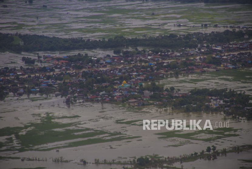 [Ilustrasi] Foto udara areal persawahan di Kabupaten Banjar yang masih terendam air di Kalimantan Selatan, Kamis (28/1/2021). 