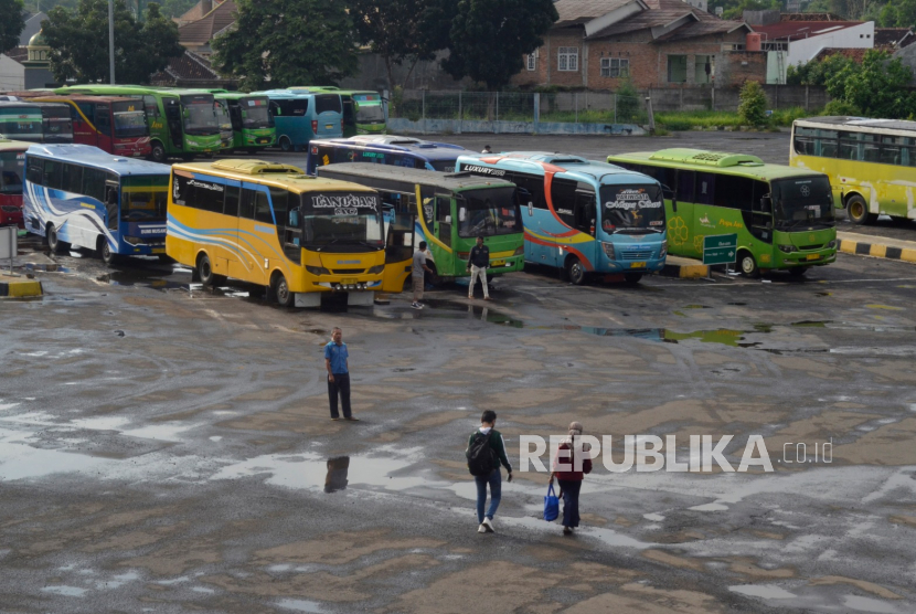Awak bus AKDP menunggu penumpang di Terminal Induk Rajabasa Bandar Lampung. Ilustrasi. 