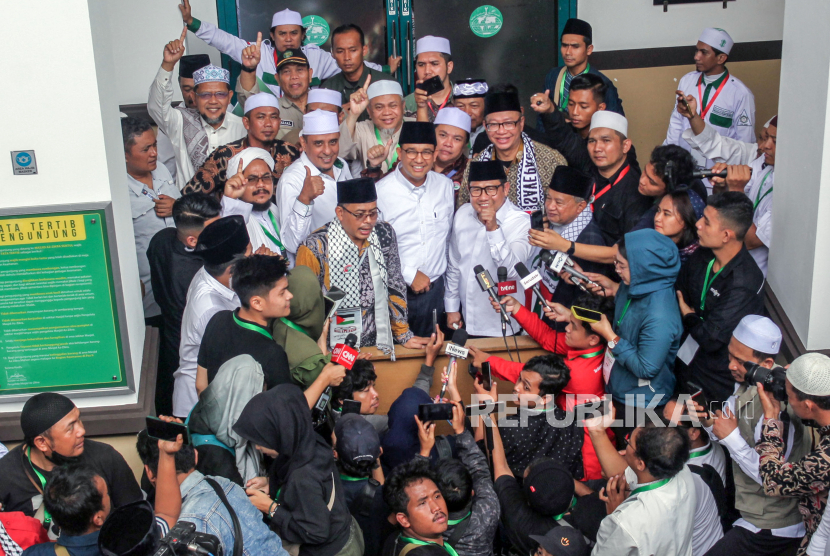 Pasangan capres cawapres nomor urut satu Anies Baswedan (tengah) dan Muhaimin Iskandar menjawab pertanyaan wartawan saat mengahadiri Ijtima Ulama di Komplek Majelis Az Zikra, Sentul, Kabupaten Bogor, Jawa Barat, Sabtu (18/11/2023). Acara Ijtima Ulama dan Tokoh Nasional yang digelar oleh tiga pihak, yakni Front Persaudaraan Islam, Persaudaraan Alumni 212, dan Gerakan Nasional Pembela Fatwa (GNPF) diikuti oleh 600 peserta perwakilan seluruh Indonesia dan mengambil tema Menyatukan Arah Perjuangan Umat Islam Menuju Pembaharuan Indonesia yang lebih baik.