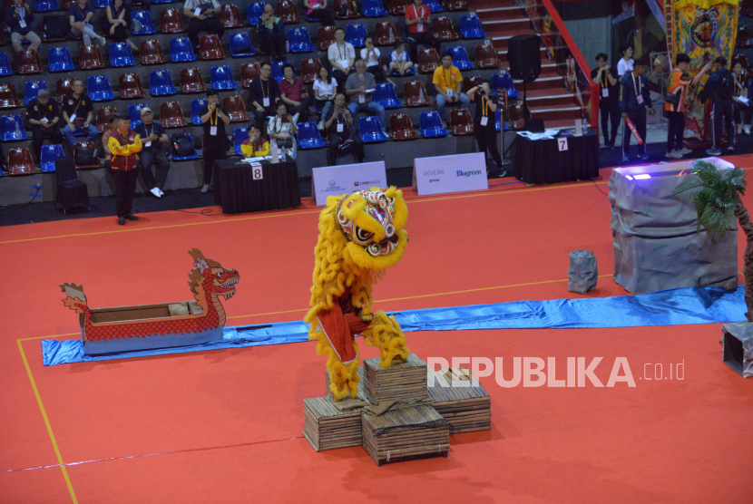 Peserta tim barongsai beraksi saat tampil dalam gelaran 1st FOBI World Barongsai Championship 2024 di Mahaka Square, Jakarta, Sabtu ( 18/5/2024).