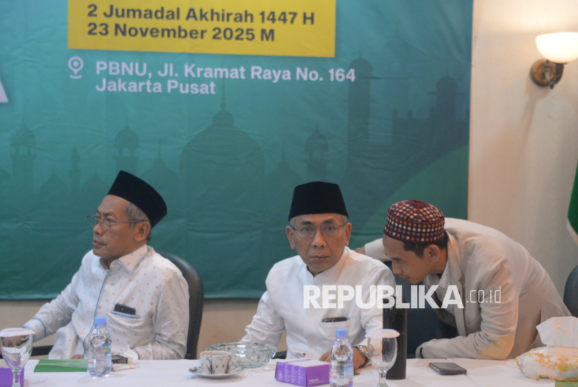 Ketua Umum PBNU KH Yahya Cholil Staquf berbincang sebelum memberikan keterangan usai melakukan silaturahmi alim ulama di Gedung PBNU, Jakarta, Ahad (23/11/2025). Silaturahmi ini membahas sekaligus meminta masukan dari para kiai dan alim ulama di tengah ramainya isu pemakzulan terhadap Ketua Umum PBNU KH Yahya Cholil Staquf.