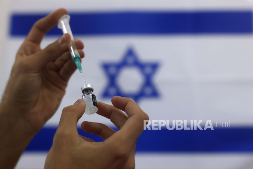  Seorang paramedis militer Israel menyiapkan vaksin Pfizer COVID-19, untuk diberikan kepada orang tua di pusat medis di Ashdod, Israel selatan, Kamis, 7 Januari 2021.