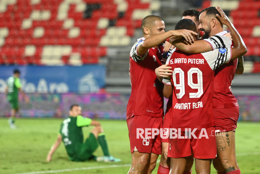 Pesepak bola PS Barito Putera Matias Mier (kanan) berselebrasi bersama rekan setimnya usai mencetak gol ke gawang Persebaya Surabaya saat pertandingan Liga 1 2024/2025 di Stadion Kapten I Wayan Dipta, Gianyar, Bali, Sabtu (25/1/2025). PS Barito Putera mengalahkan Persebaya Surabaya dengan skor 3-0. Gol Barito dicetak Matias Mier pada menit ke-8, 23, dan menit 95.